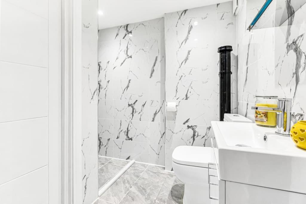 Luxstay Holland Park Apartment With Ac Londres Exterior foto